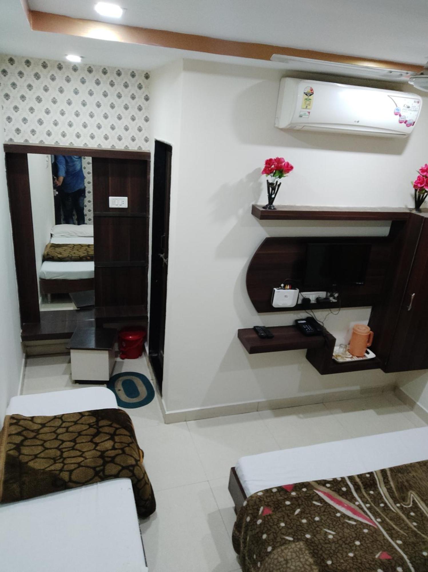 Hotel Vrandavan Palace Near Mahakal Temple Ujjain Eksteriør billede