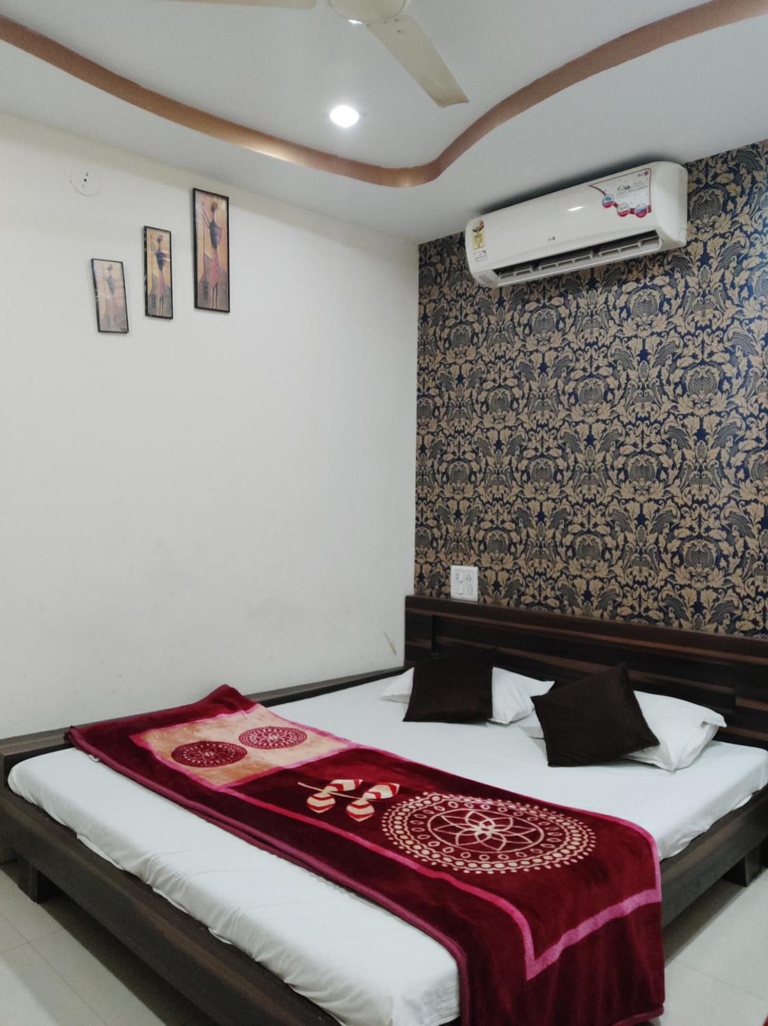Hotel Vrandavan Palace Near Mahakal Temple Ujjain Eksteriør billede