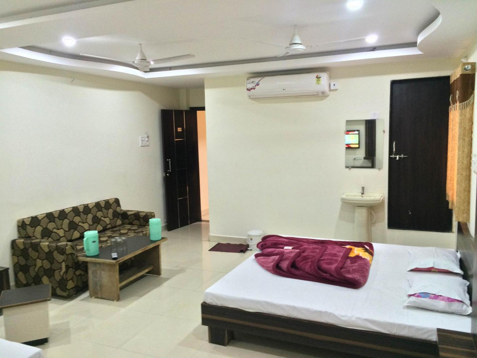 Hotel Vrandavan Palace Near Mahakal Temple Ujjain Eksteriør billede