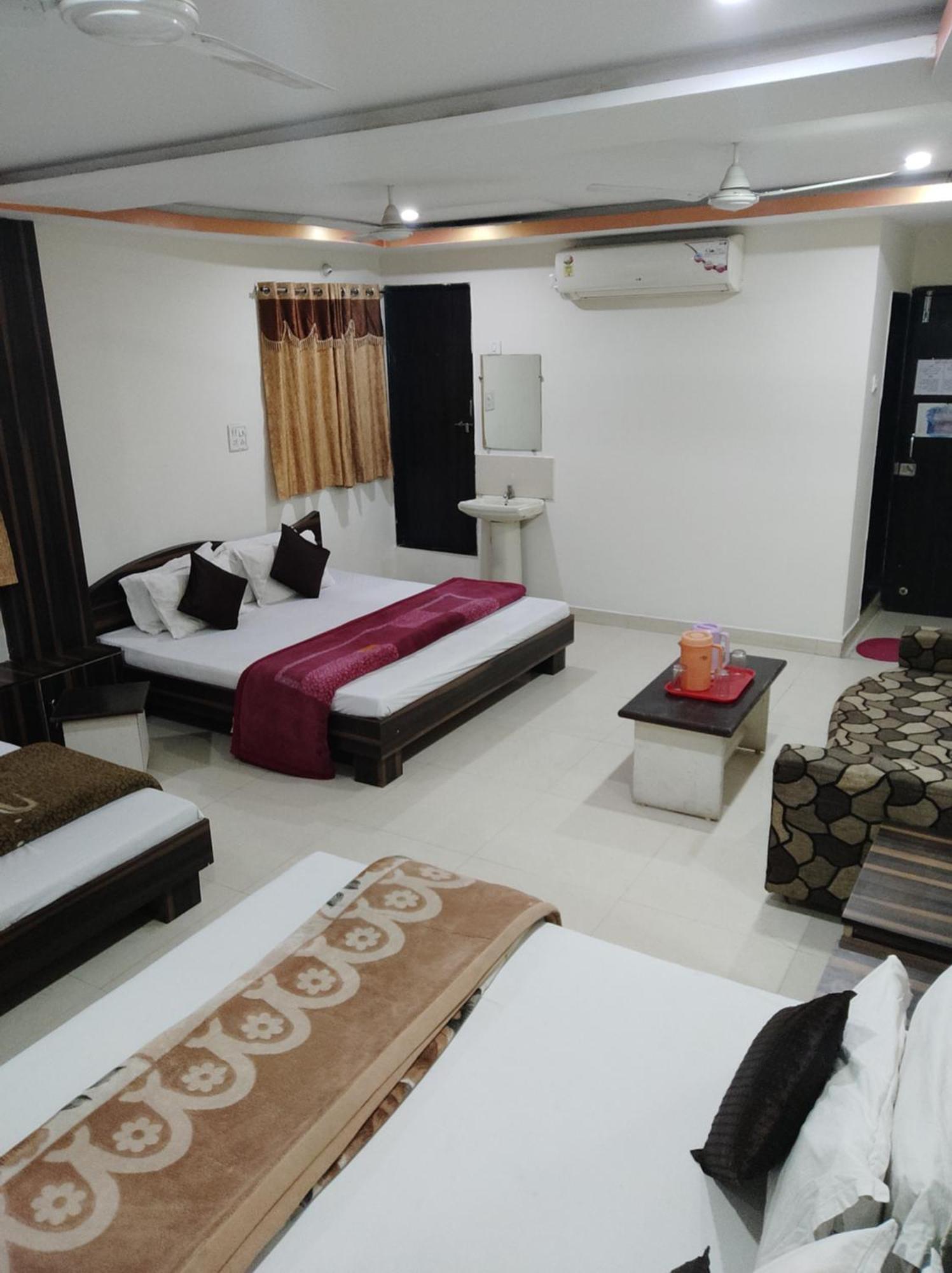 Hotel Vrandavan Palace Near Mahakal Temple Ujjain Eksteriør billede