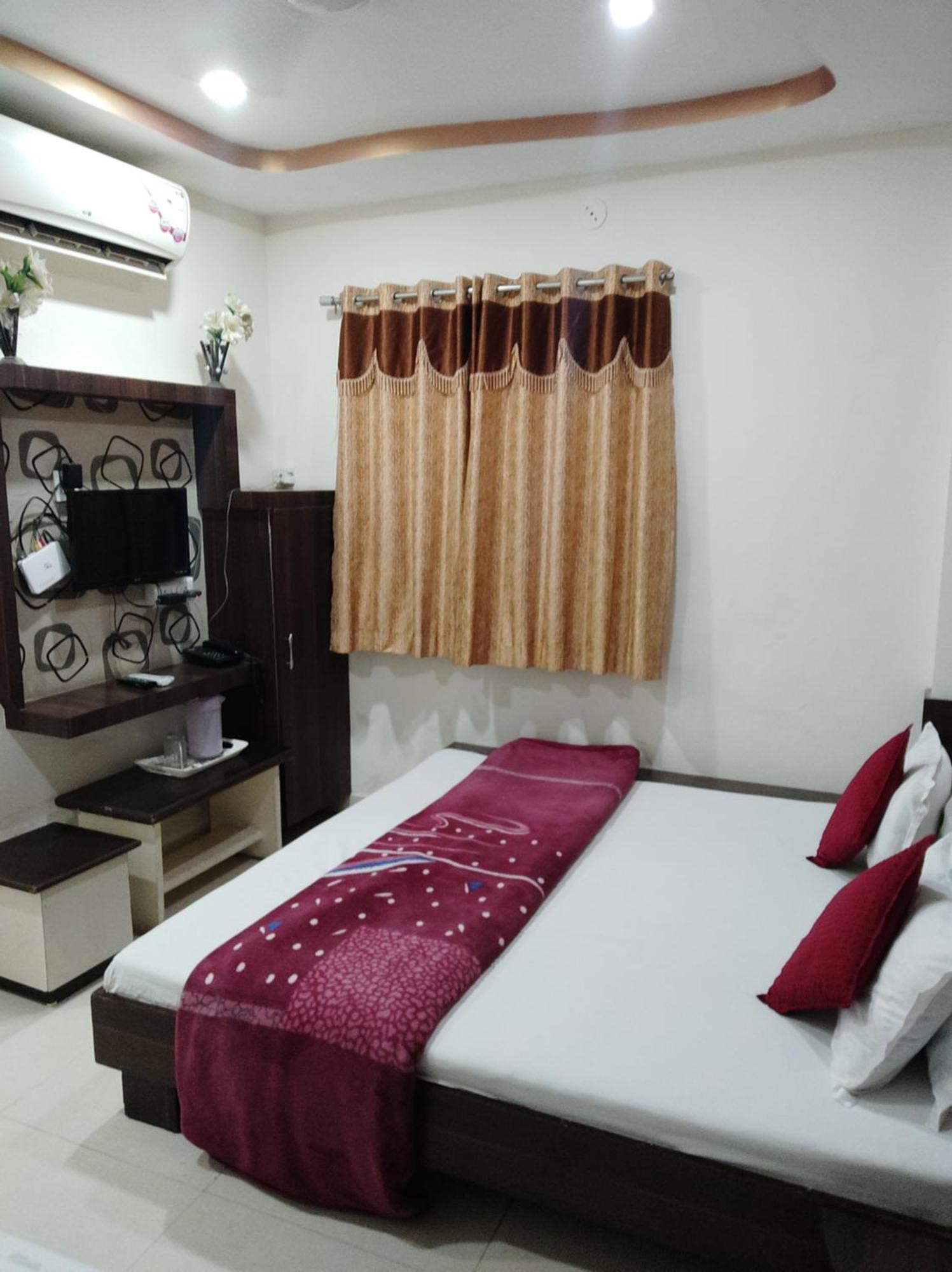 Hotel Vrandavan Palace Near Mahakal Temple Ujjain Eksteriør billede