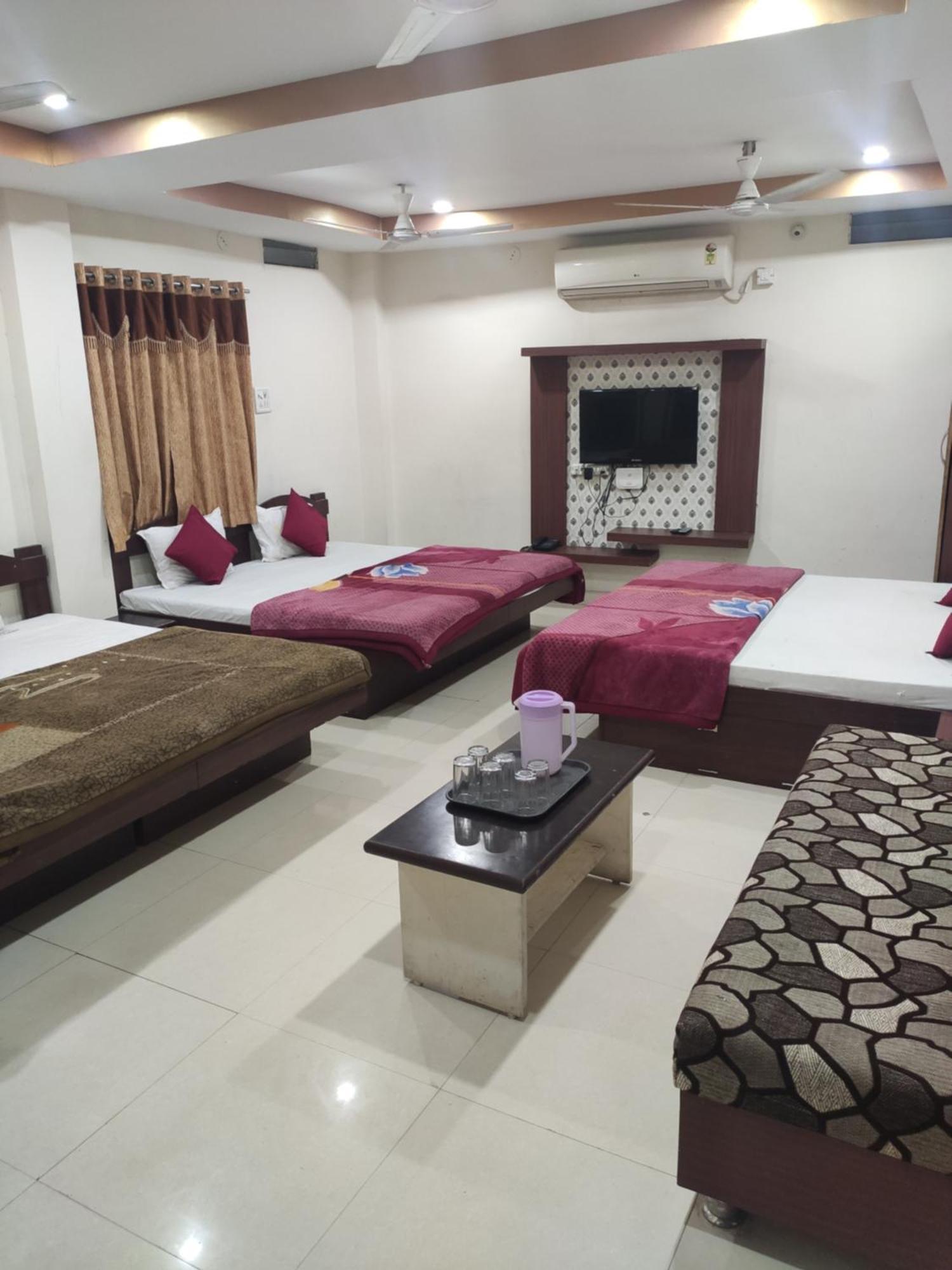 Hotel Vrandavan Palace Near Mahakal Temple Ujjain Eksteriør billede