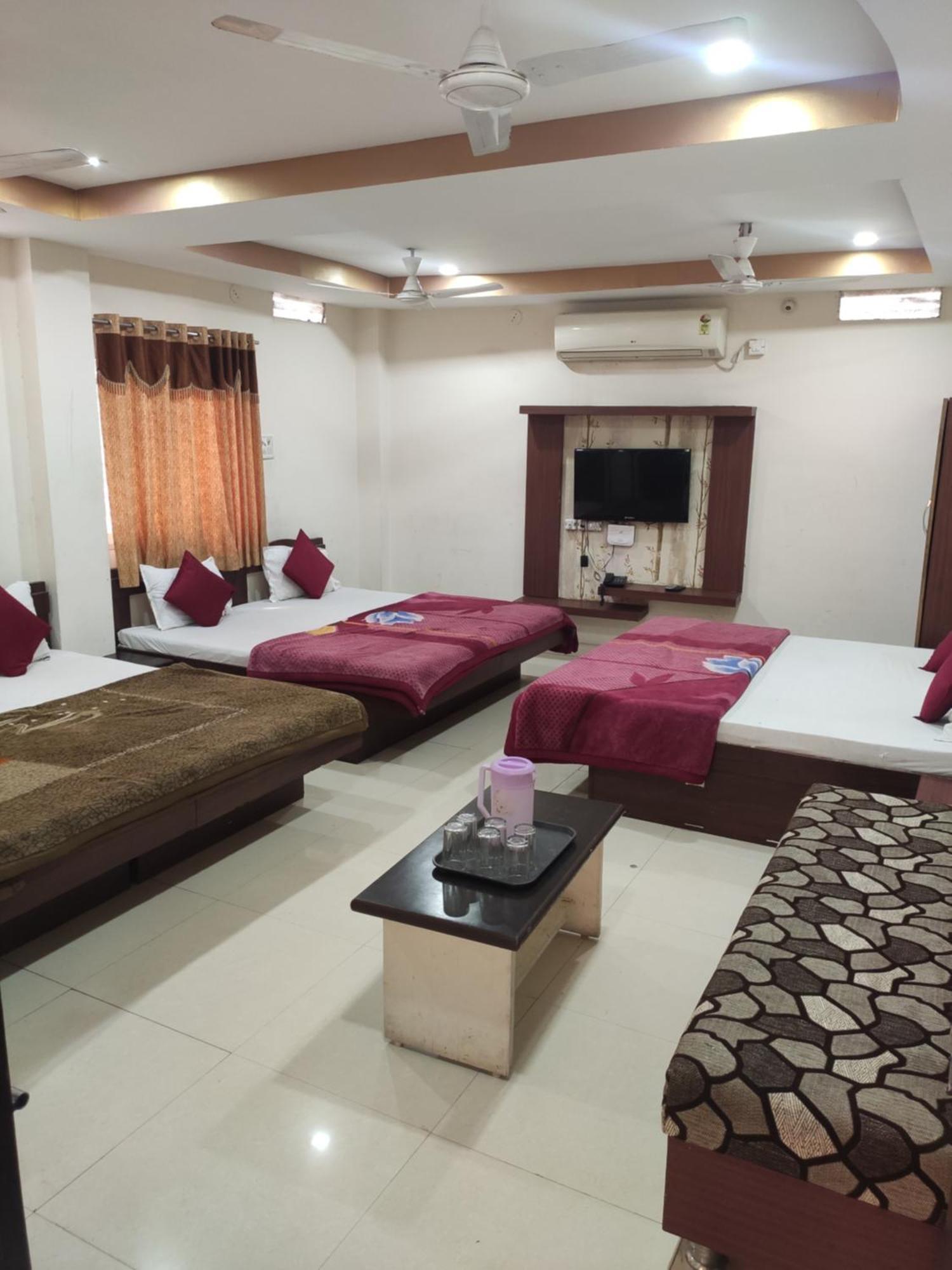 Hotel Vrandavan Palace Near Mahakal Temple Ujjain Eksteriør billede