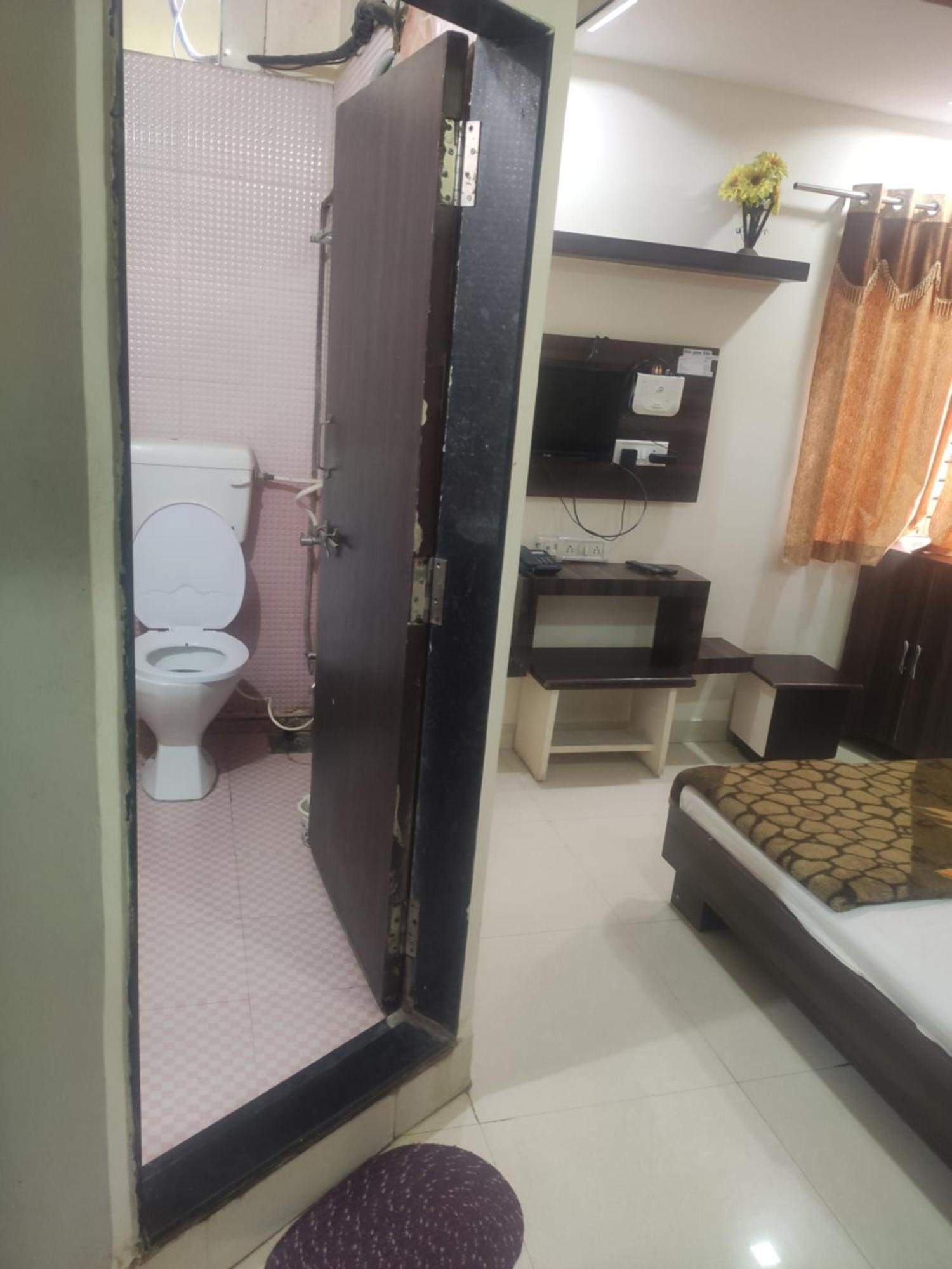 Hotel Vrandavan Palace Near Mahakal Temple Ujjain Eksteriør billede