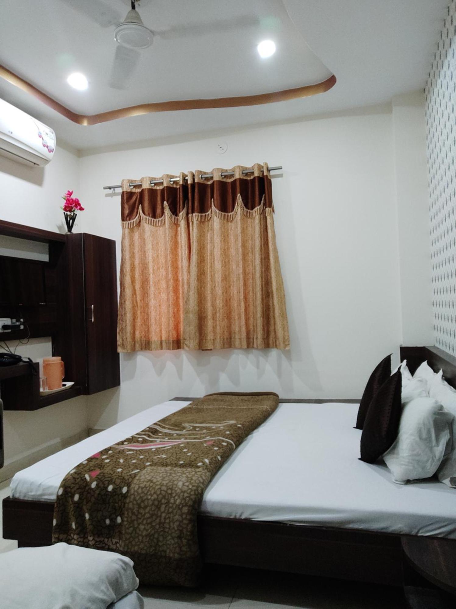 Hotel Vrandavan Palace Near Mahakal Temple Ujjain Eksteriør billede