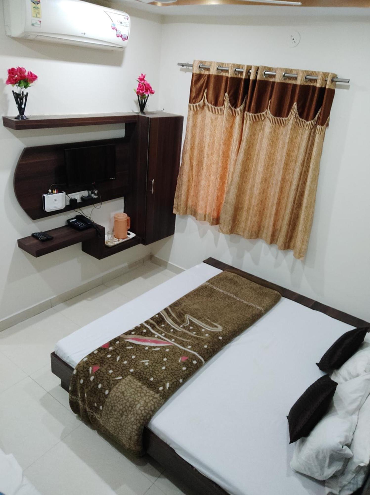 Hotel Vrandavan Palace Near Mahakal Temple Ujjain Eksteriør billede